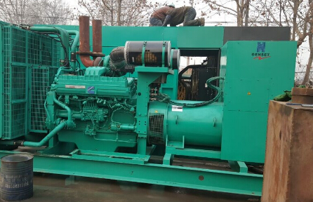 湘潭发电机组如何判断水冷式机油散热器内部是否需要清洗？